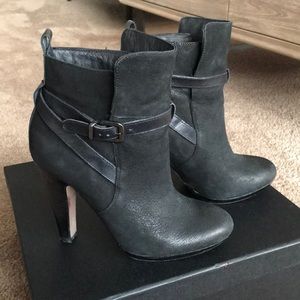 Aldo black leather ankle boots/booties size 5